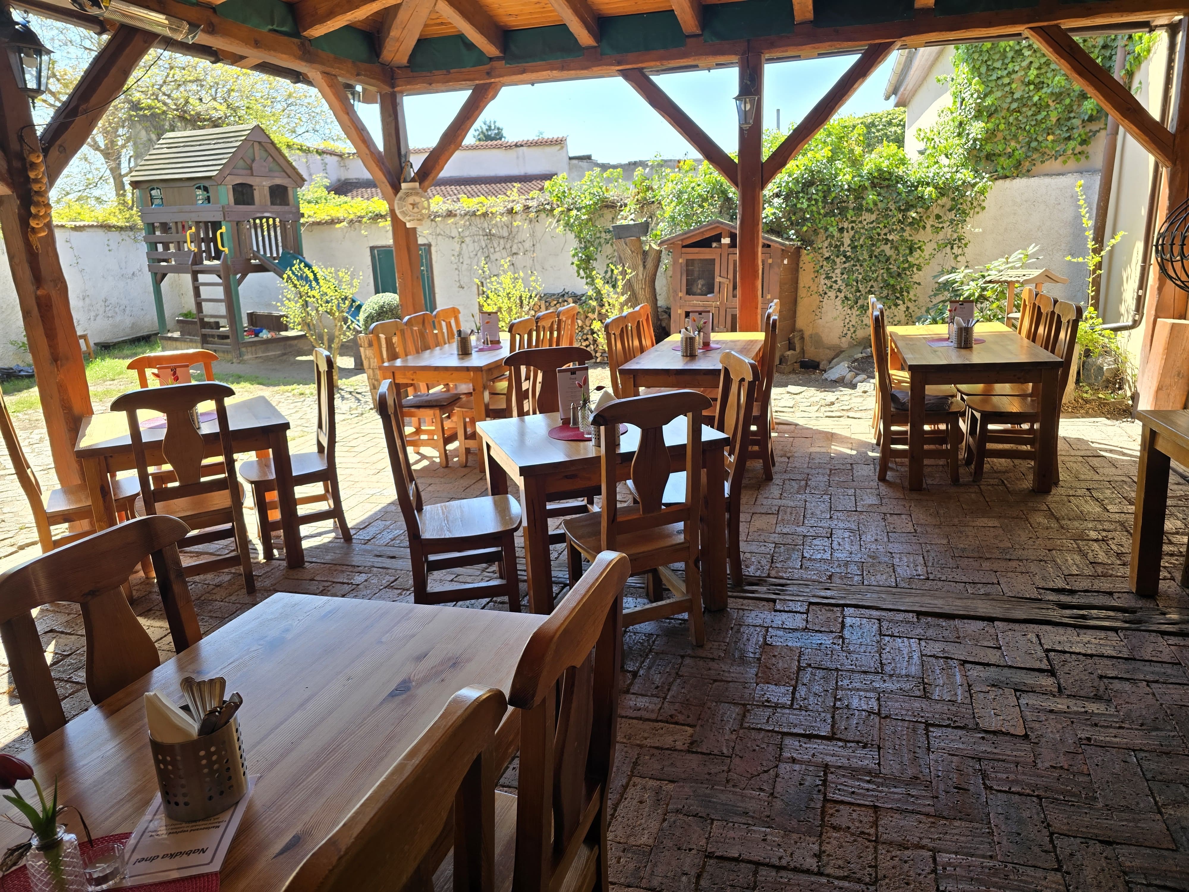 hostinec ve mlyne, zahradka