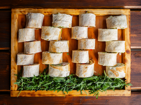 Wrap s kuřecím salátem se zeleninou / nakrájené fingerfood
