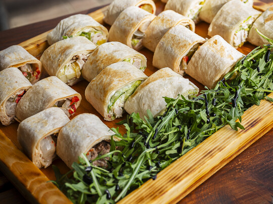 Wrap se salátem z rostbífu s pikles / nakrájené fingerfood