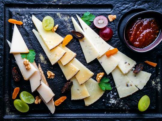 Variace Španělských sýrů: Mahon (kravský), Manchego semicurado (ovčí 3 měsíce) a Manchego Trufa (ovčí s lanýži)