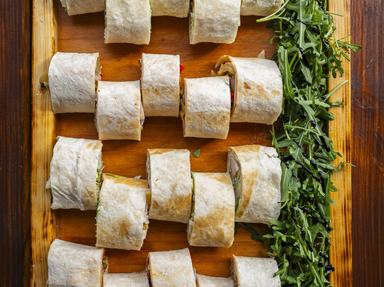 Wrap s kuřecím salátem se zeleninou / nakrájené fingerfood