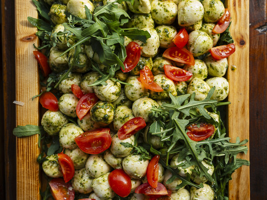 Baby mozzarella s cherry rajčátky s bazalkovým pestem, olivy