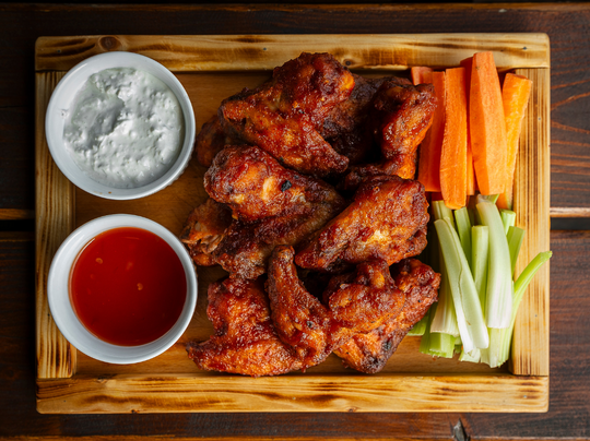 BejkBuu křidélka pikantní, nivový dip, sweet chilli omáčka