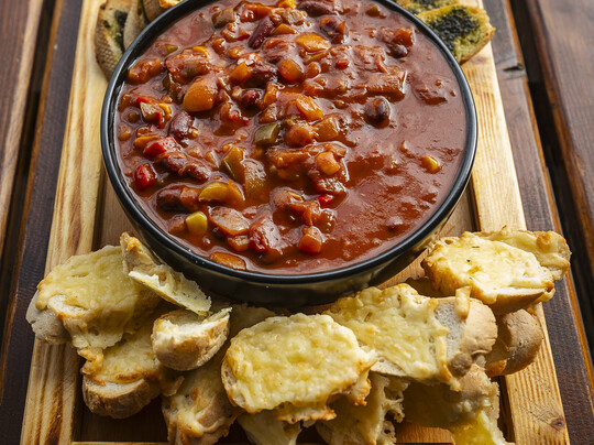 VEGE: Chilli noc Carne, bylinkové a sýrové bagety