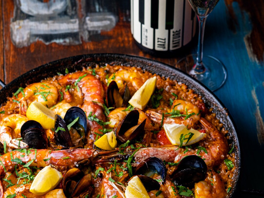 Paella s tygřími krevetami, kalamáry, slávky, čerstvou rybou
