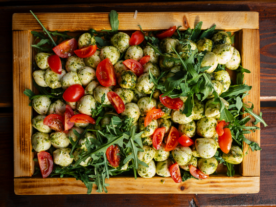 Baby mozzarella s cherry rajčátky s bazalkovým pestem, olivy