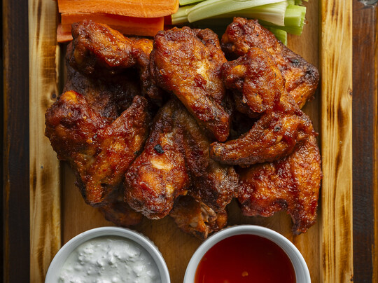 BejkBuu křidélka pikantní, nivový dip, sweet chilli omáčka
