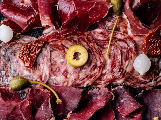 Variace španělských uzenin: Jamón Iberico, Salchichon casero,Chorizo de Bellota, Cabeza de lomo