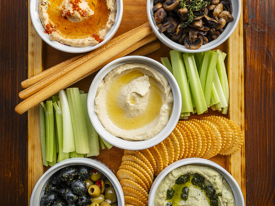 Variace hummus: klasik, zeleninový ajvar, bylinkový, olivy, krekr