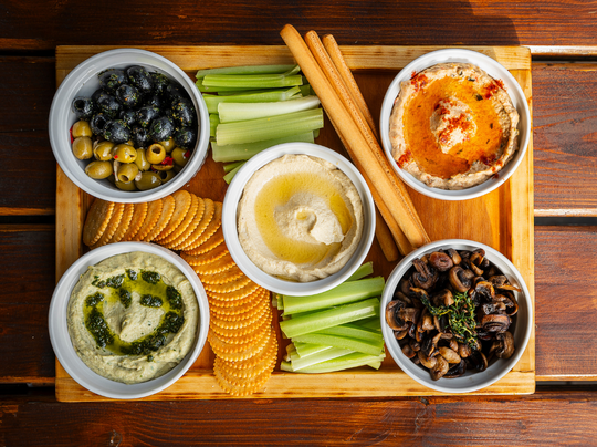 Variace hummus: klasik, zeleninový ajvar, bylinkový, olivy, krekr