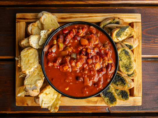 VEGE: Chilli noc Carne, bylinkové a sýrové bagety